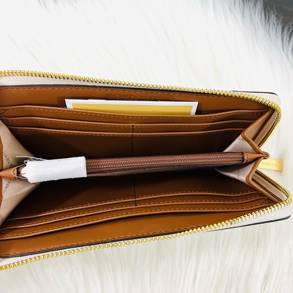 Michael Kors Jet Set Travel Large Three Quarter Zip Wallet - Picture 8 of 15